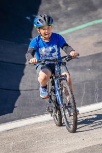 kind fietst op kinderfiets